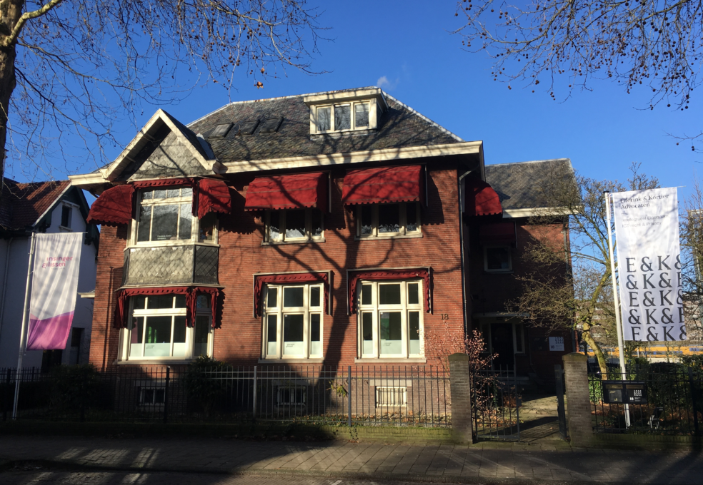 M H Tromplaan 18 met vlag